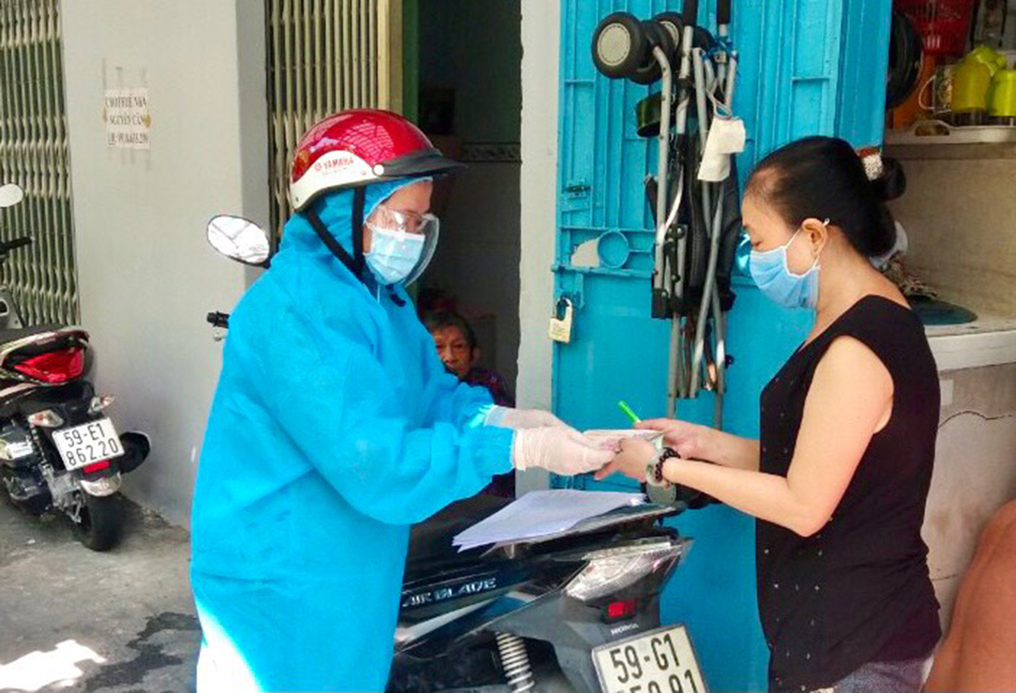 Nhanh chóng đưa tiền hỗ trợ đến với dân nghèo